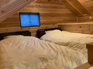 Up to 4 people can stay in beds in one building.
If 5 people stay, 1 person will be required to use futon bed. イメージ