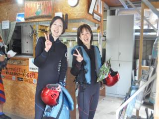 Facility guide and rafting tour explanation (fill out the liability waiver) and change the clothes. イメージ