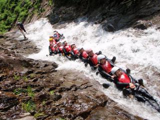 4. Now it's time to try canyoning! Jump in and slide down the canyon, and become one with nature (^^♪ イメージ
