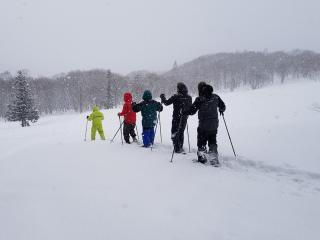 スノーシューで銀世界へ冒険してみませんか？群馬水上の冬のアウトドア体験、スノーシューで遊ぼう