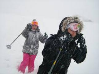 雪が降るときでもへっちゃら(^^♪
天気が良くてもダメな時でも大自然を楽しめるのがスノーシューの醍醐味なんですよ！ イメージ