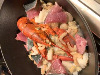 贅沢にオマールエビのブイヤーベース鍋!残りのスープでリゾットもお召し上がりください。 イメージ
